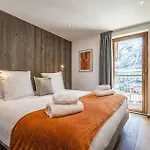 Le Globe Argentiere - By Emerald