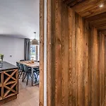 Le Globe Argentiere - By Emerald