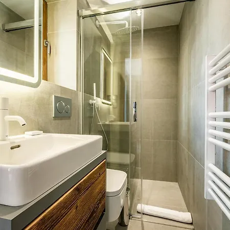 Le Globe Argentiere - By Emerald *