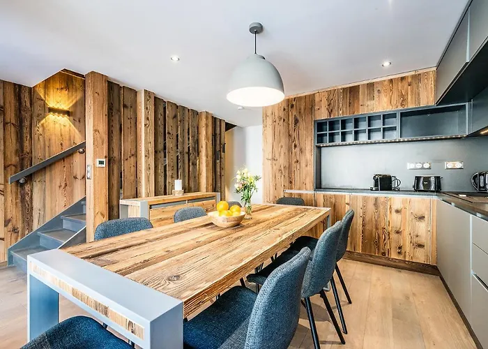 Le Globe Argentiere - By Emerald