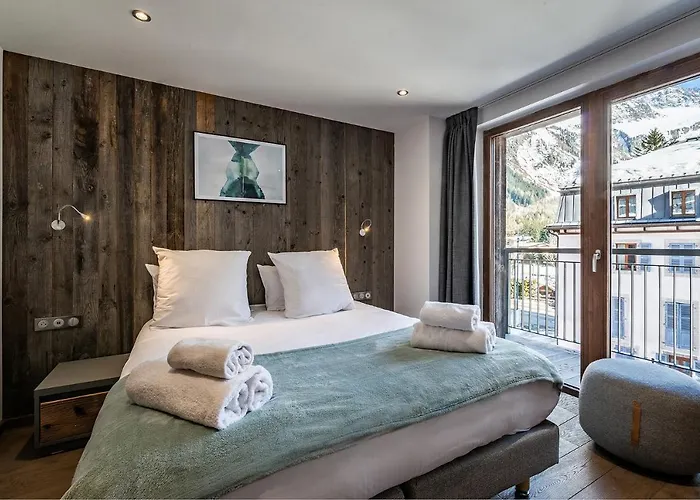 Le Globe Argentiere - By Emerald *