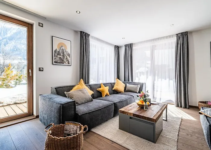 Le Globe Argentiere - By Emerald *