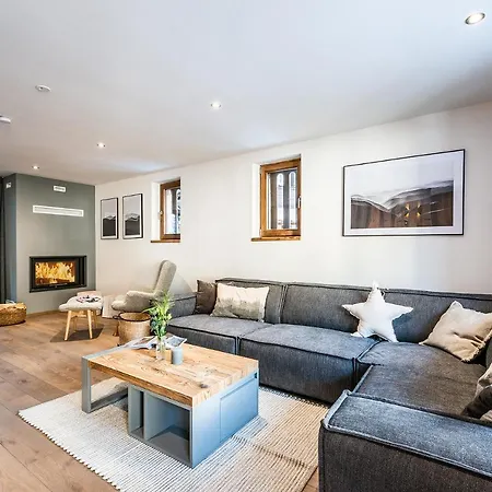 Le Globe Argentiere - By Emerald