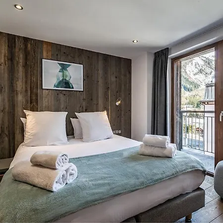 Le Globe Argentiere - By Emerald *