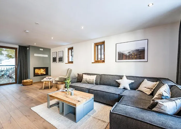 Le Globe Argentiere - By Emerald