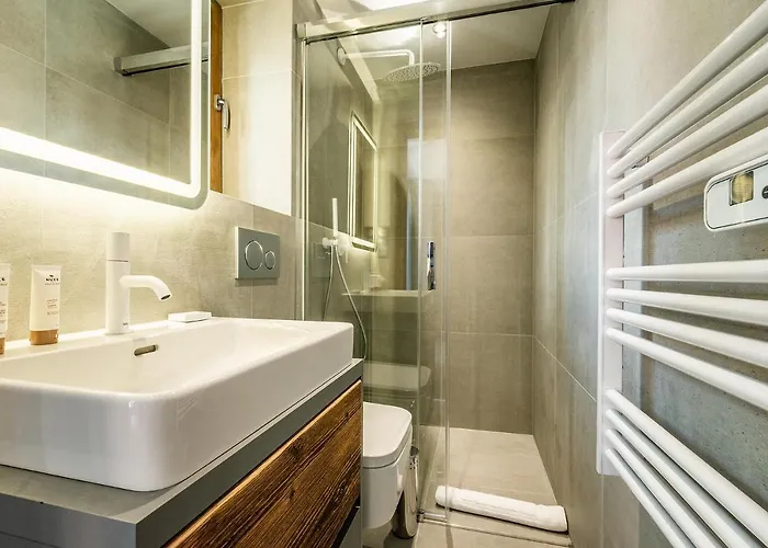 Le Globe Argentiere - By Emerald *